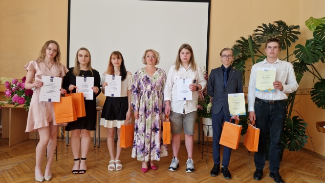 skolēni ar diplomiem