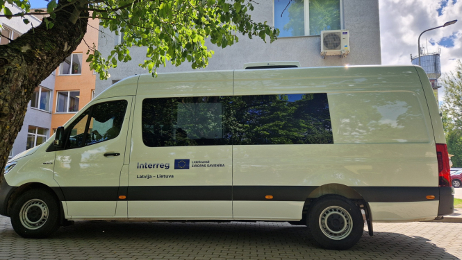 liels balts buss