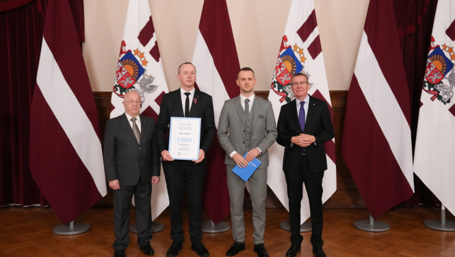 daudz cilvēku pie karogiem ar prezidentu