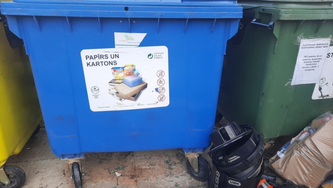 dzeltens, zils un zaļš atkritumu konteiners