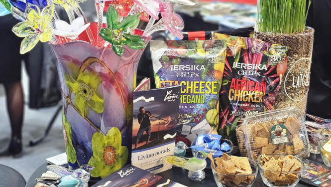 stikla ziedi, čipsi un citi u=izstrādājumi uz stenda