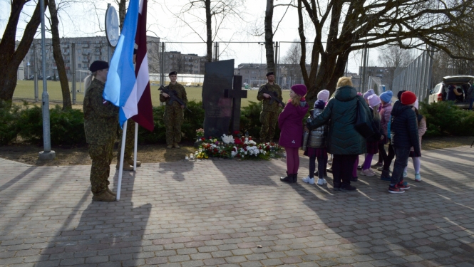 Bērni pie pieminekļa