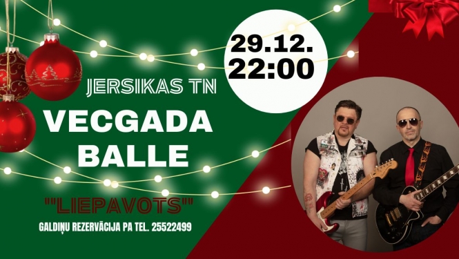 divi vīrieši ar ģitārām un svētku rotājumi