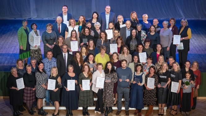 daudz cilvēku ar diplomiem