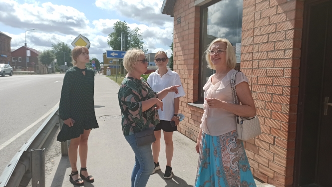 ar filmēšanas grupas pārstāvjiem
