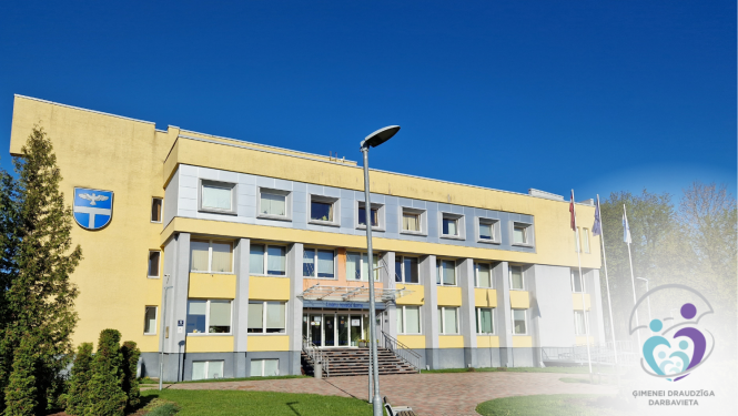 dzeltena ēka vasarā