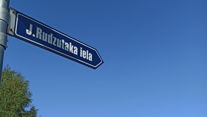 Ielas nosaukums uz ceļa rādītāja