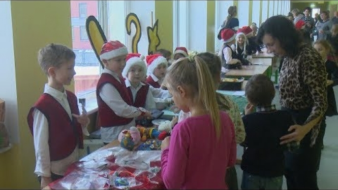 Līvānu 1.vidusskolas audzēkņi Ziemassvētku tirdziņā piedāvā pašu veidotas lietas