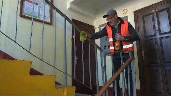 Līvānos dezinficē daudzdzīvokļu māju kāpņu telpas