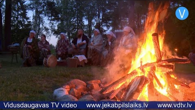 Izskan Lakstīgalu nakts Ģedušu pilskalnā