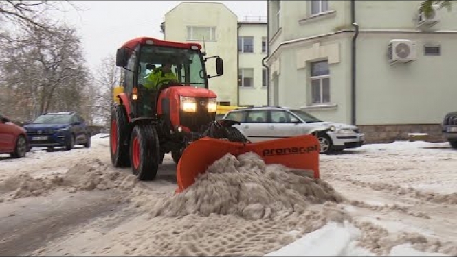 Līvānos iegādāts jauns traktors ielu uzturēšanai