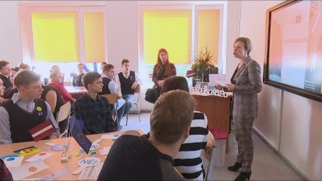 Atklātajā stundā Līvānu 1.vidusskolā jauniešus motivē piedalīties Eiropas Parlamenta vēlēšanās
