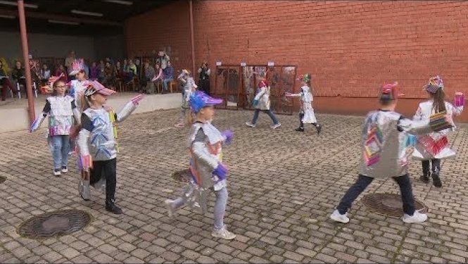 Mākslas skolu audzēkņi pulcējas netradicionālajā modes skatē Līvānos