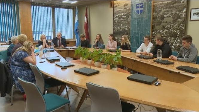 Līvānu 1.vidusskolas Eiropas Parlamenta vēstnieki prezentē savu veikumu Līvānu novada domē