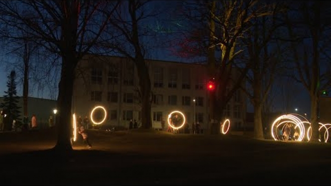 Līvāniešus Lieldienās priecē LED šūpoles