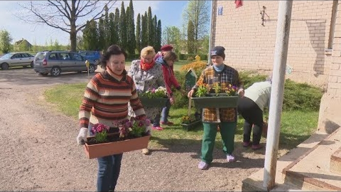 Rožupes seniori izdaiļo kultūras nama apkārtni