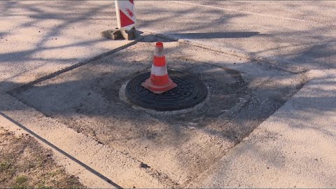 Līvānos iesākta Rīgas ielas aku vāku nomaiņa