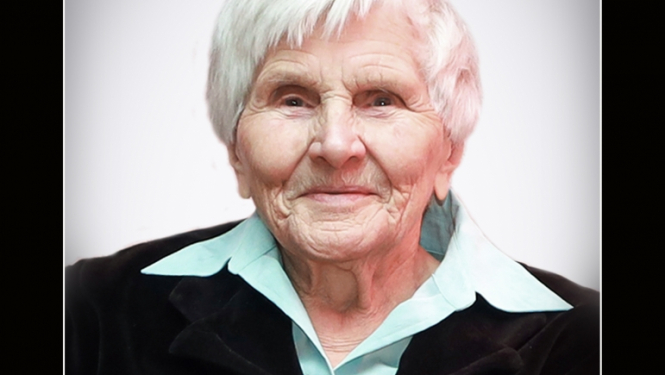 sieviete gados melnā rāmītī