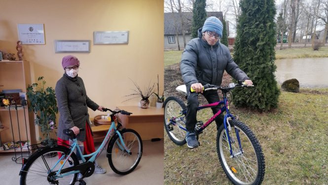 Divi jaunieši ar divriteņiem