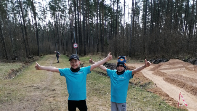 divi puikas Gŗivas parkā