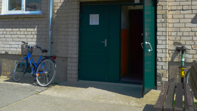 Jaunas daudzdzīvokļu ēkas ārdurvis