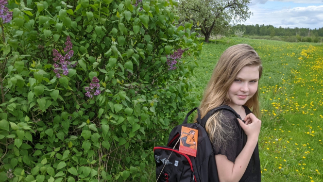 Meitene ar mugursomu