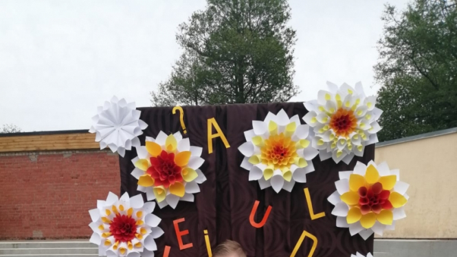 Raivo Rubīns lasa grāmatu