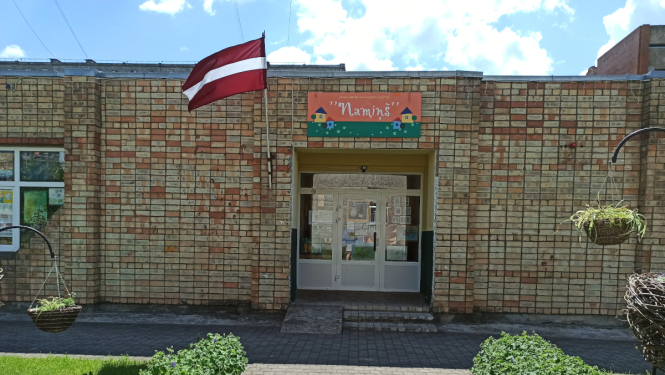 Līvānu Bērnu un jauniešu centra Naminš ēkas ieeja