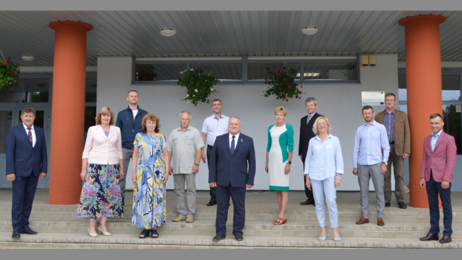 Domes deputāti uz Kultūras centra pakāpieniem