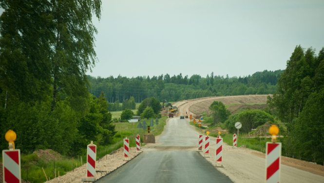 Ceļš uz kura notiek remonts