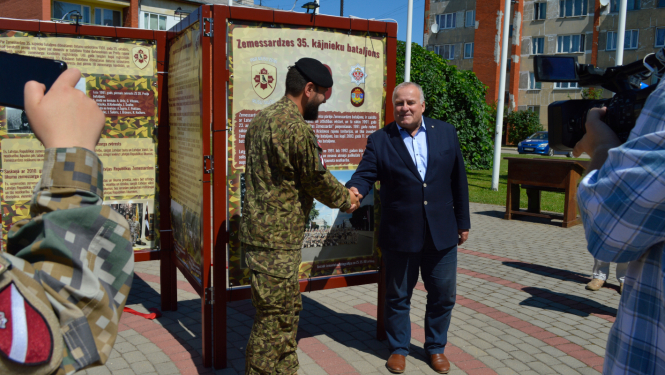 Zemessardzes 35.kājnieku bataljona komandieris un Līvānu novada domes priekšsēdētājs atklāj foto izstādi