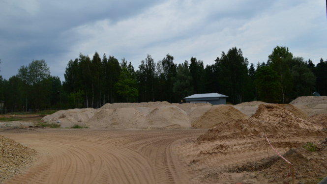 Būvdarbu teritorija ar šķembu kaudzēm