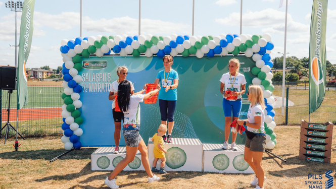 Apbalvošana uz piedestāla