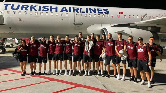 U18 izlases basketbolisti pie lidmašīnas