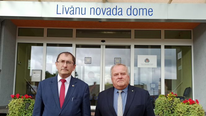 Satiksmes ministrs un domes priekšsēdētājs pie Līvānu novada domes ieejas