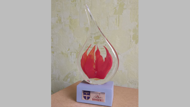 Balva - no stikla darināta liesma, kas piestiprināta uz pamatnes