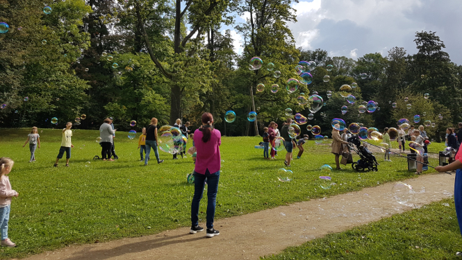 Bērni parkā pūš ziepju burbuļus