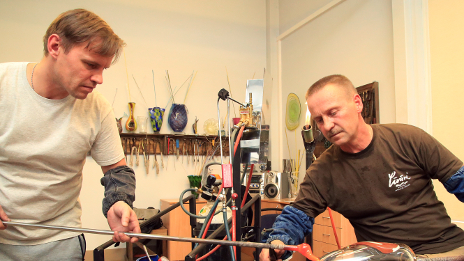 Stikla pūtēji veido stikla trauku