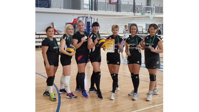 Volejbolistes pozē ar medaļām