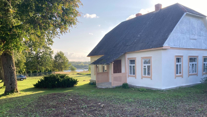 Lauku māja un Koks pie tās