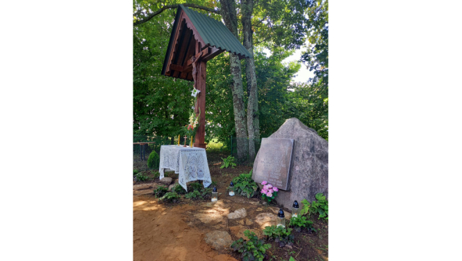 Krucifikss un piemiņas akmens ar plāksni