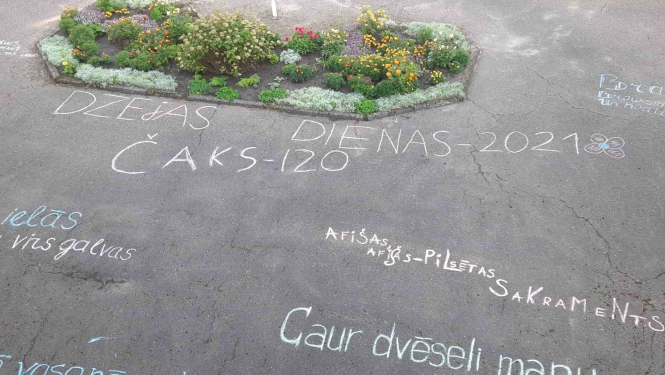 Ar krītu rakstīts uz asfalta