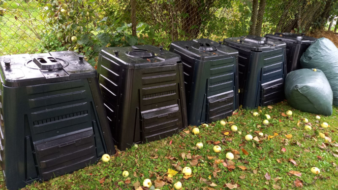 Komposta konteineri un maisi