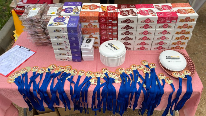 Medaļas un mafini uz galda