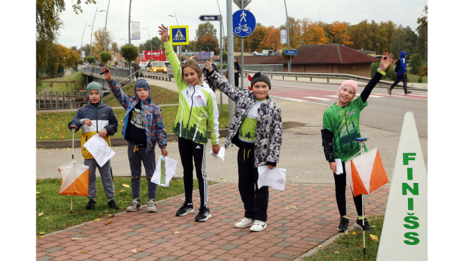 Bērni pie orientēšanās sacensību finiša
