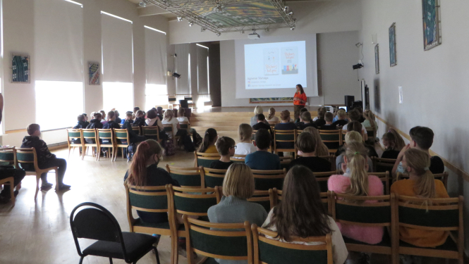 Zālē sēž cilvēki