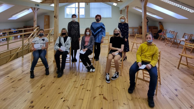 Bērnu un skolotājas telpā ar koka grīdu