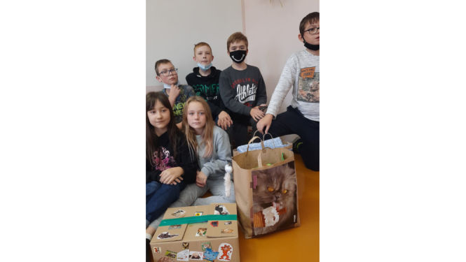 Bērni ar dāvanu maisiem