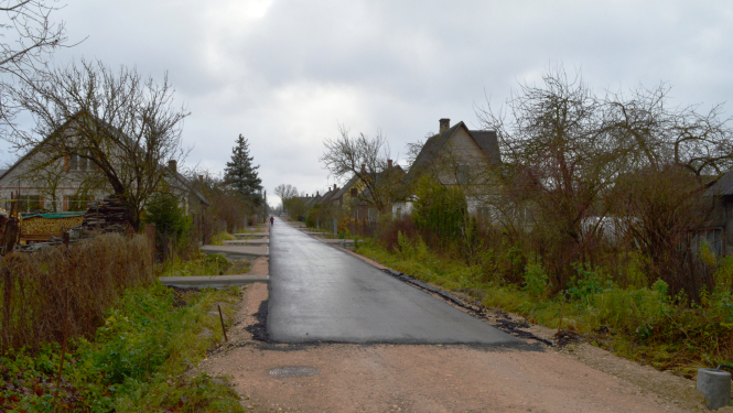 Iela rudeņi, kas nesen noasfaltēta