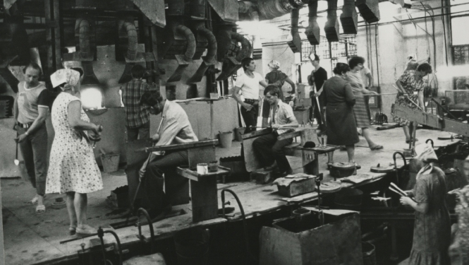 Melnbalts attēls no Līvānu stikla fabrikas